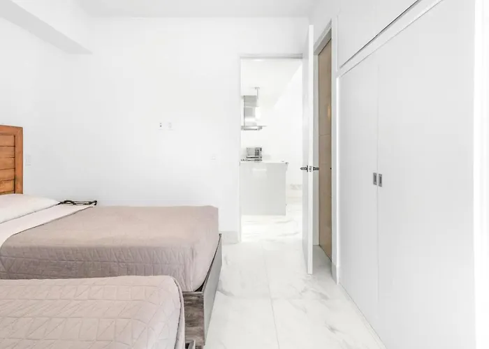 Walk To The Beach, Great Location Apartment *