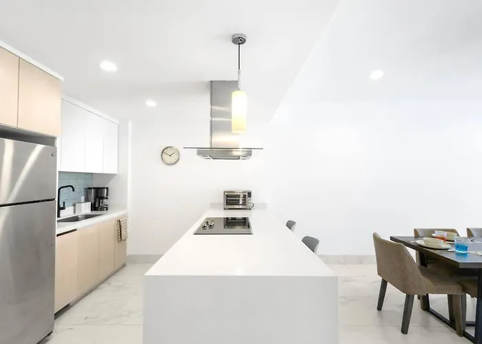 Apartment Walk To The Beach, Great Location
