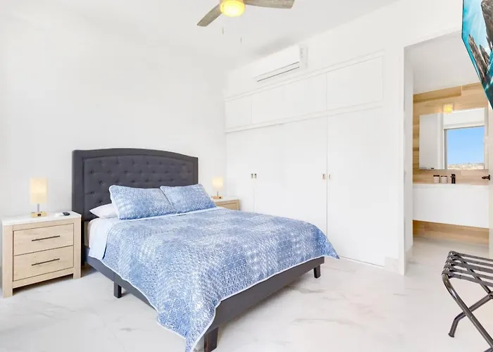 Walk To The Beach, Great Location Apartment *