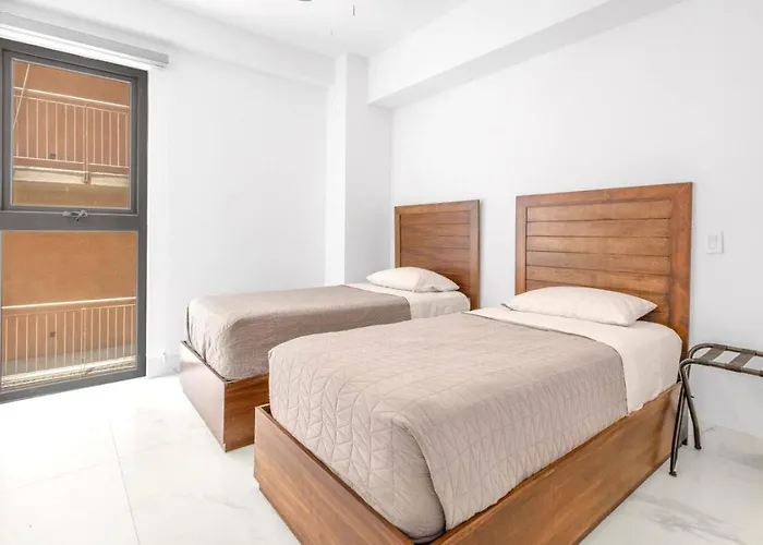 Apartment Walk To The Beach, Great Location *