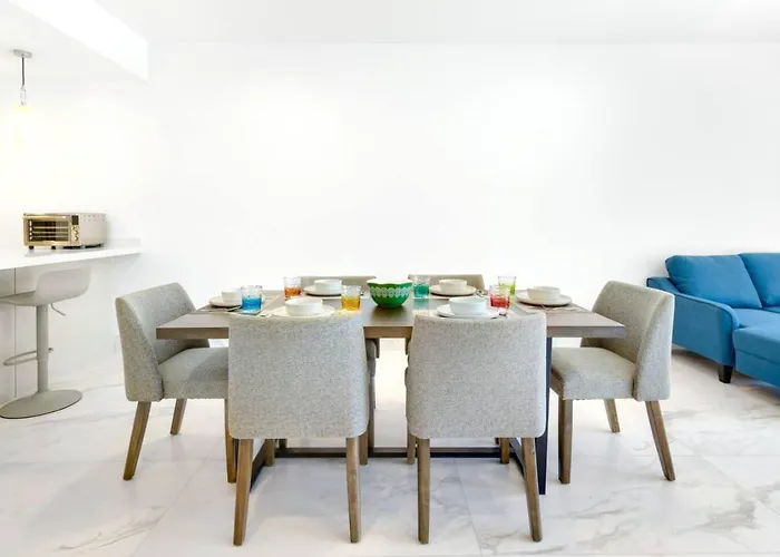 Walk To The Beach, Great Location Apartment