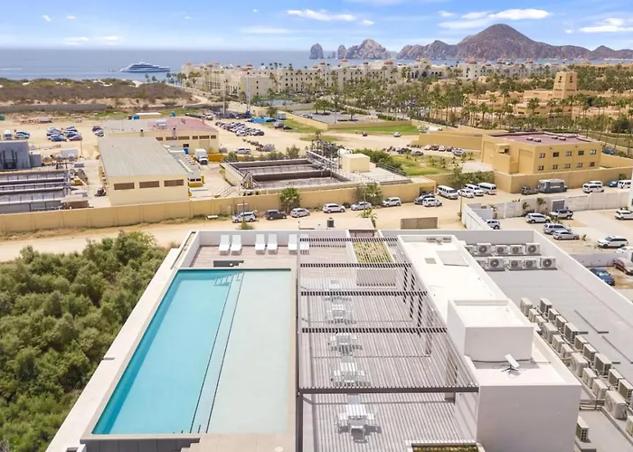Walk To The Beach, Great Location Apartment
